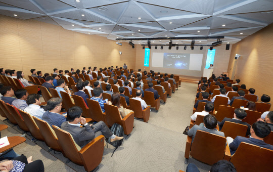 지난달 26~31일 서울 잠실 삼성SDS 본사에서 열린 '2017 파트너사 솔루션 페어'에서 참여 파트너사의 솔루션 소개가 이뤄지고 있다.  삼성SDS 제공